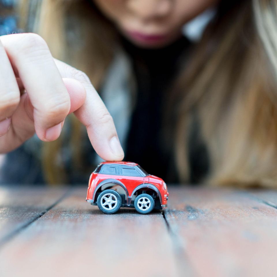 Reddit: Eine junge Frau spielt mit einem Auto für Kinder