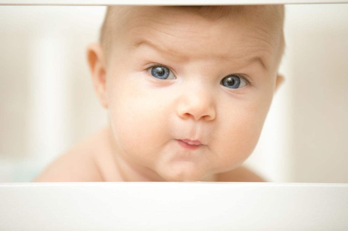 Vorname: Baby verzieht die Augenbrauen