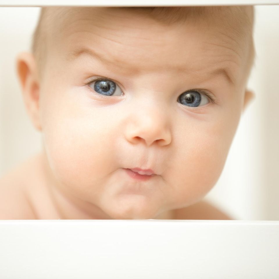 Vorname: Baby verzieht die Augenbrauen
