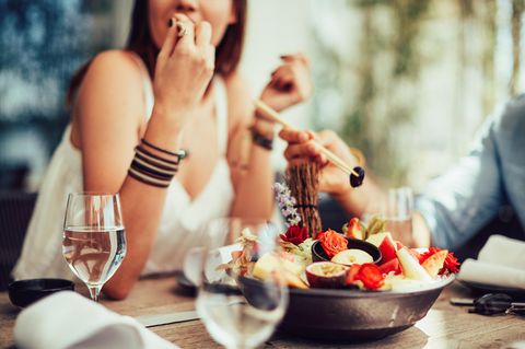 Vegane Ernährung: Frau isst in Restaurant