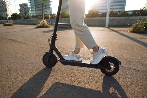 E-Roller: Darum polarisieren die Scooter so: Frau auf E-Roller