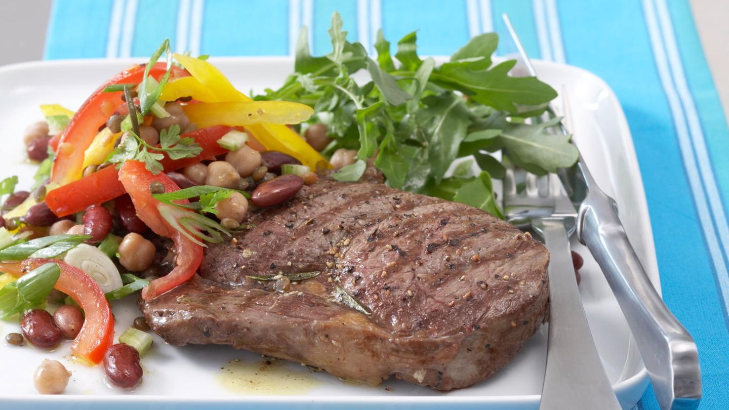 Hülsenfrüchte-Salat mit gegrilltem Steak | BRIGITTE.de