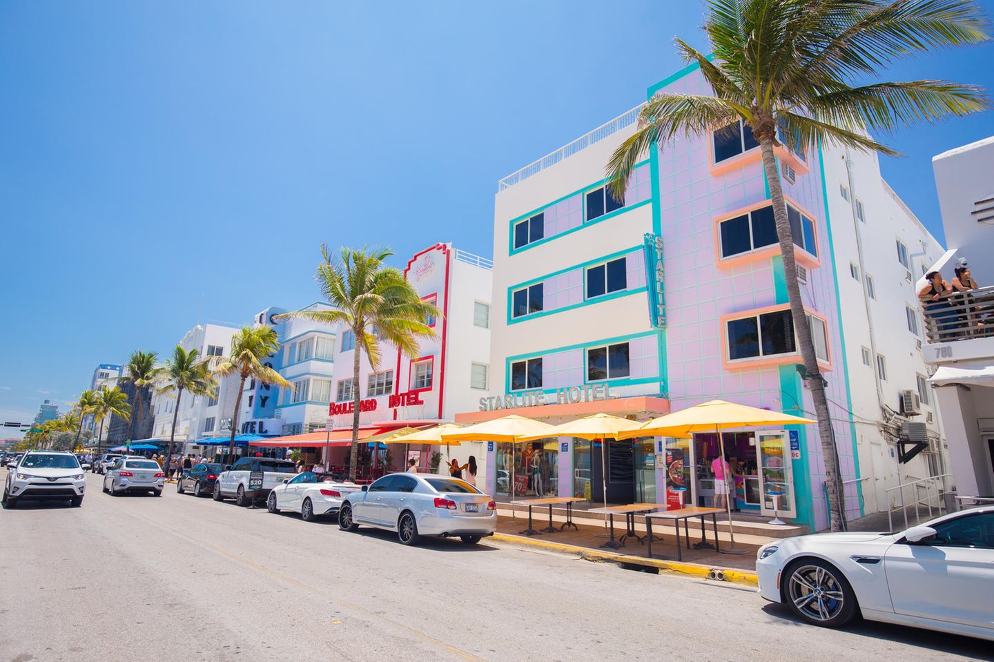 Reiseziele für Mädelstrips: Buntes Hotel in Miami