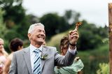 Pennsylvania: Schmetterlinge rühren bei Hochzeit zu Tränen: Der Vater des Bräutigams mit einem Schmetterling