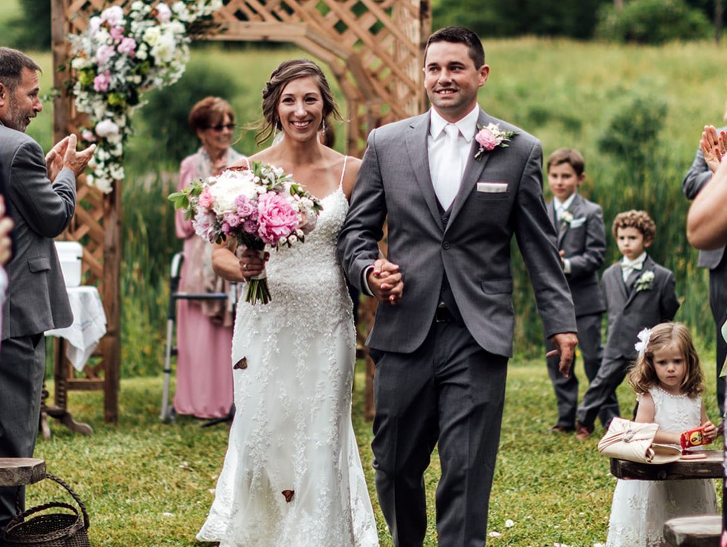 Pennsylvania: Schmetterlinge rühren bei Hochzeit zu Tränen: Das Brautpaar auf dem Weg zur Trauung