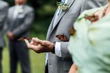 Pennsylvania: Schmetterlinge rühren bei Hochzeit zu Tränen: Ein Schmetterling auf der Hand des Bräutigam-Vaters