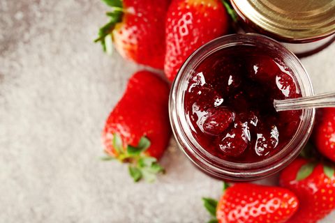 Erdbeerkonfitüre mit ganzen Früchten