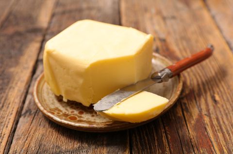 Süßrahmbutter: Butter angeschnitten auf Küchentisch