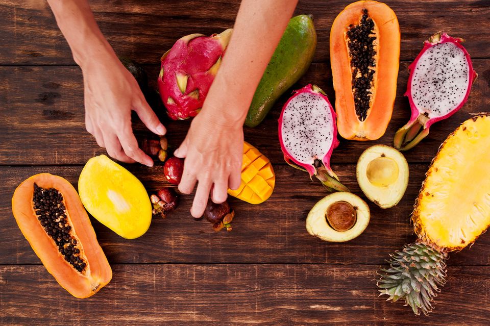 Enzym-Diät: Frau schneidet exotische Früchte