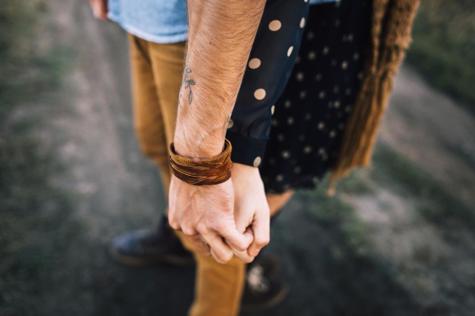Die wichtigste Zutat für eine glückliche Beziehung: Ein Pärchen hält Händchen