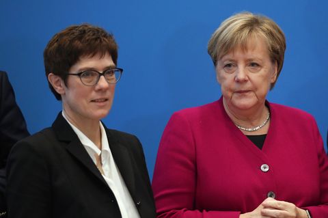 Annegret Kramp-Karrenbauer und Angela Merkel bei einem öffentlichen Auftritt.