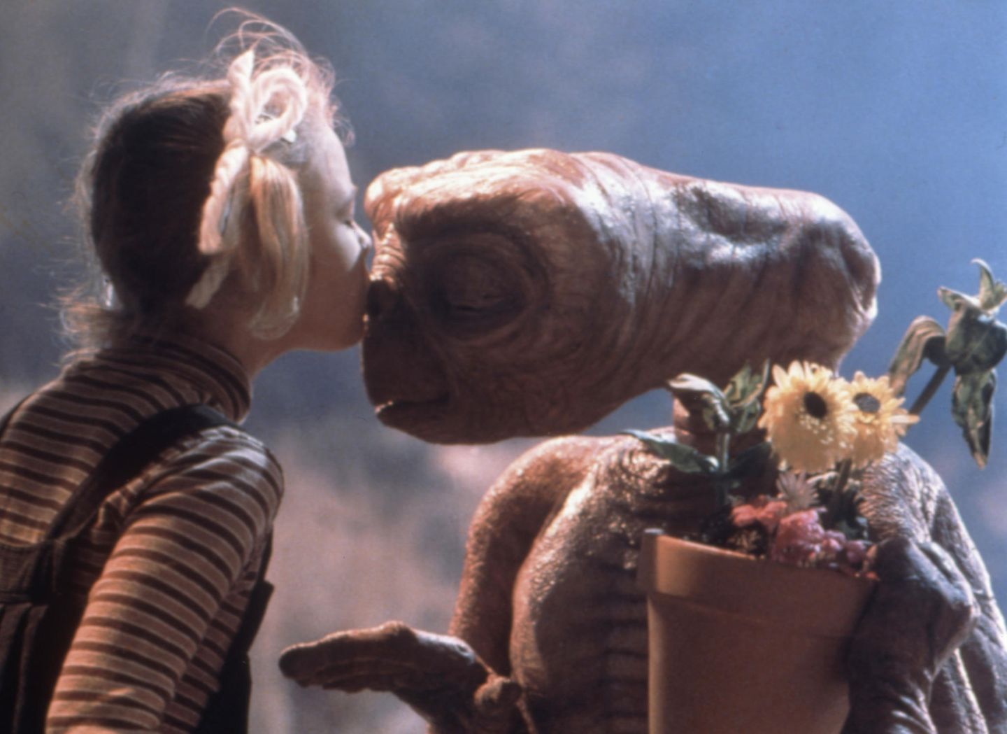Die schönsten Filmküsse: Drew Barrymore küsst E.T. im Film "E.T."