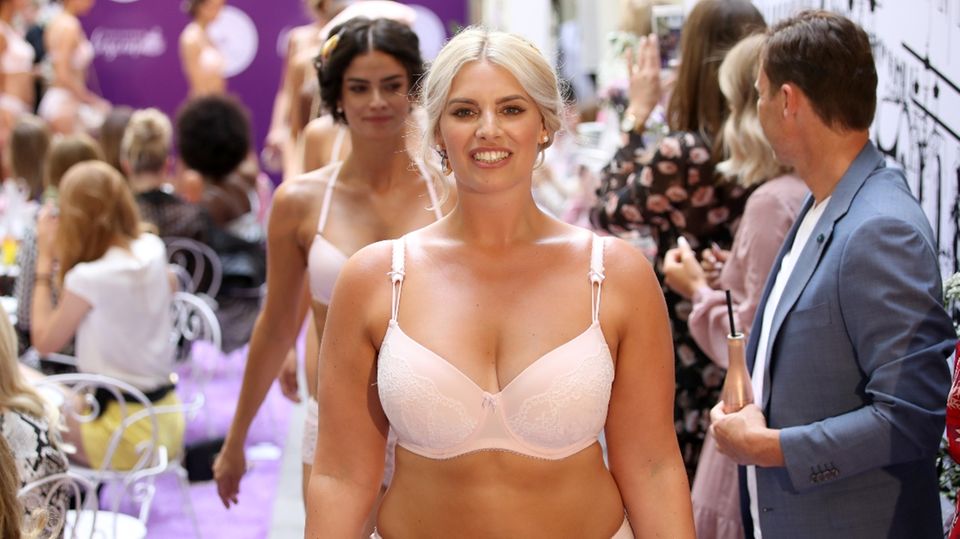 Curvy-Model Angelina Kirsch: Wie sie trotz Body-Shaming in Unterwäsche über den Laufsteg läuft