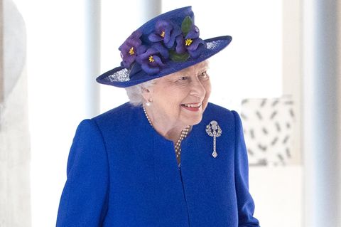 Queen Elizabeth II.: Die Queen in einem blau-weißen Kostüm