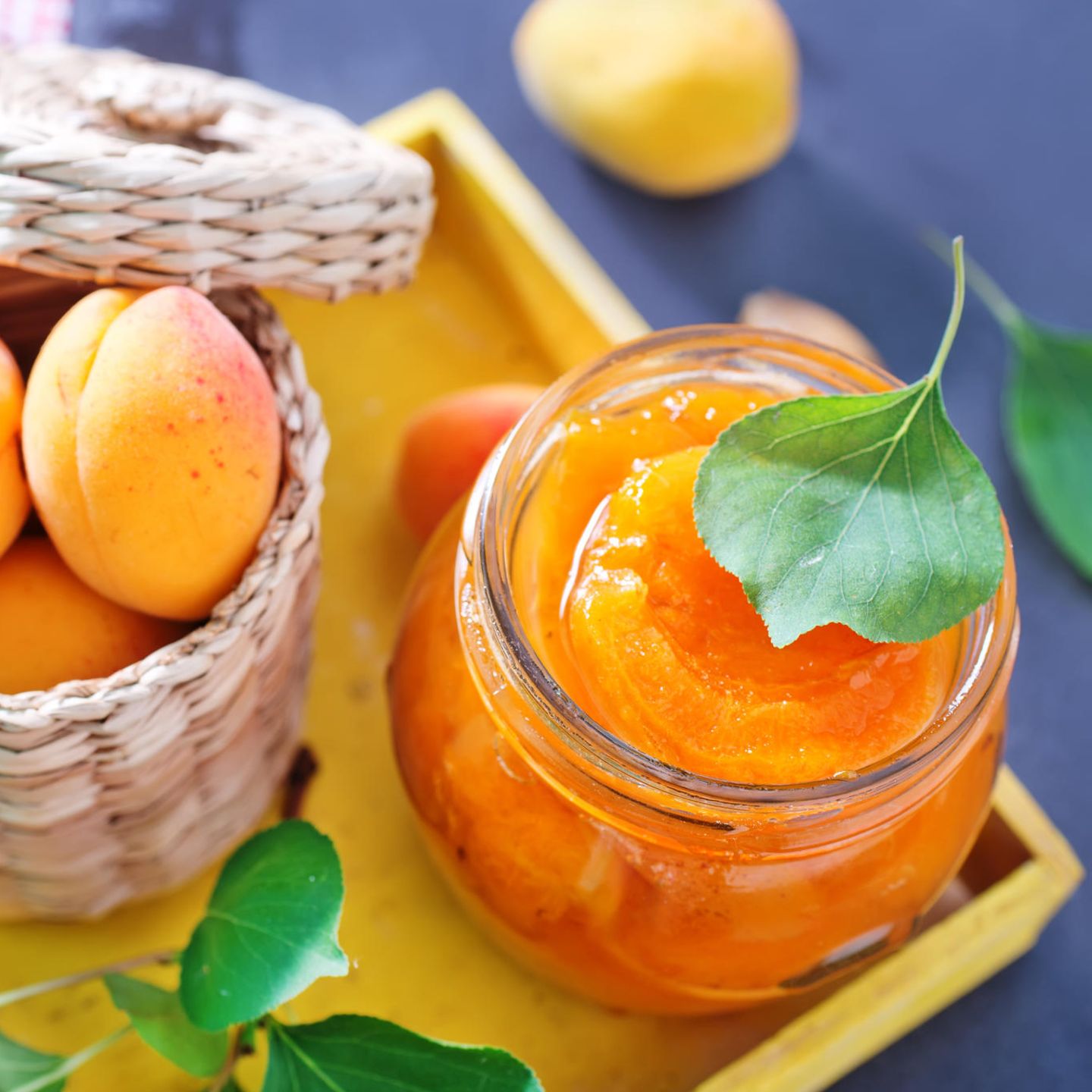 Aprikosenmarmelade im Glas