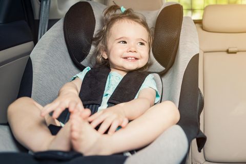 Die besten Kindersprüche aus dem Auto: Mädchen im Kindersitz
