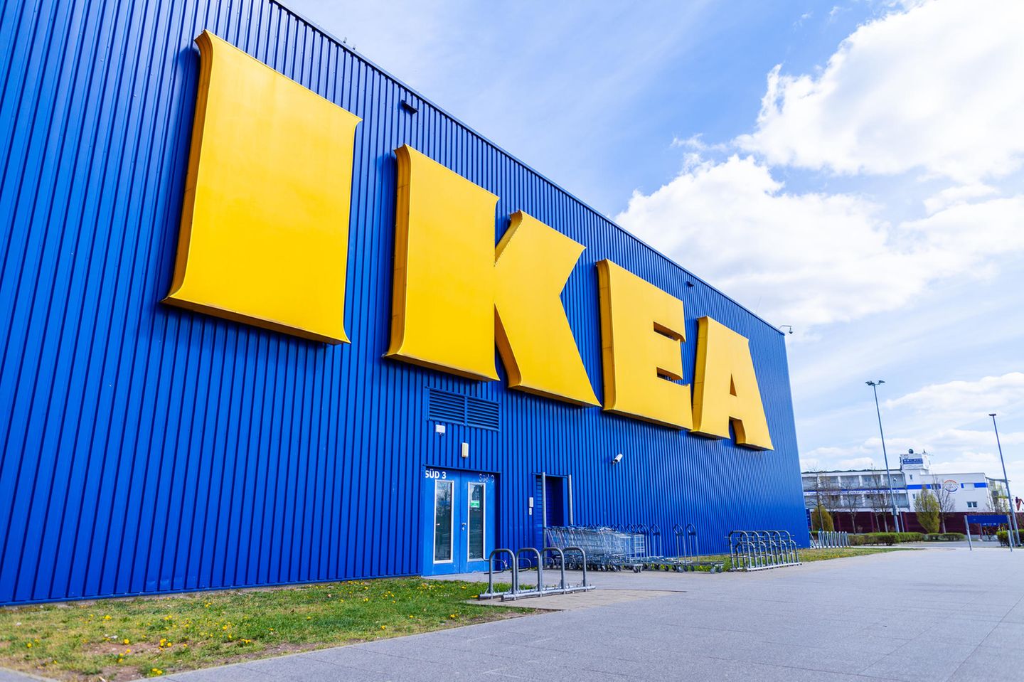 IKEA verkauft nicht nur Möbel, sondern kauft sie jetzt auch an.