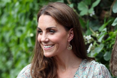 Kate:Middleton: Herzogin Kate vor grüner Blätterwand