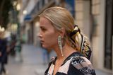 Bandana Frisuren: Frau mit längeren Haaren und tieferen Zopf und Bandana herumgewickelt