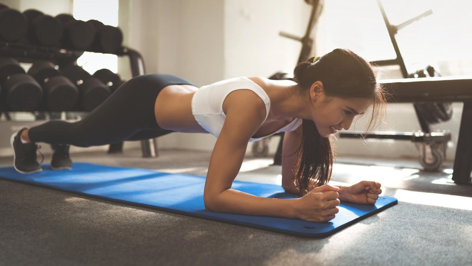 Training zu Hause: Diese Übungen lassen dein Bauchfett schmelzen Training zu Hause: Diese Übungen lassen dein Bauchfett schmelzen