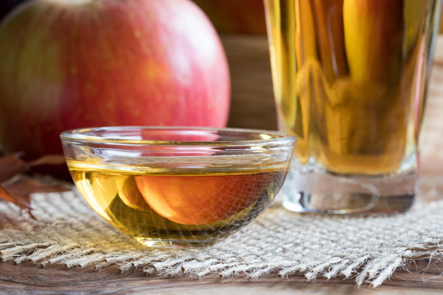 Apfelessig trinken: Apfelessig in Schale