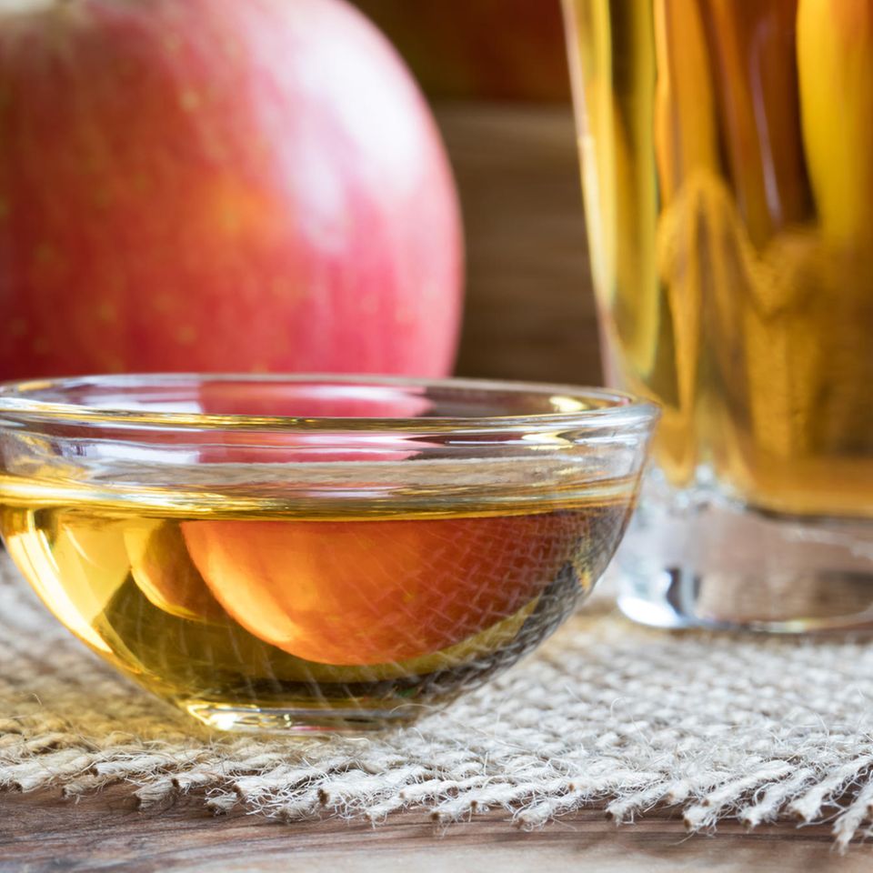 Apfelessig trinken: Apfelessig in Schale