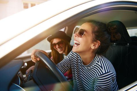 Worüber können nur selbstbewusste Menschen lachen? Zwei lachende Frauen im Auto