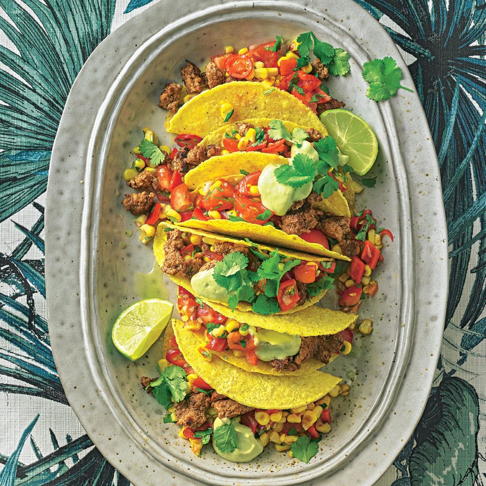 Tacos mit Tomaten-Mais-Salat und Avocado-Dip