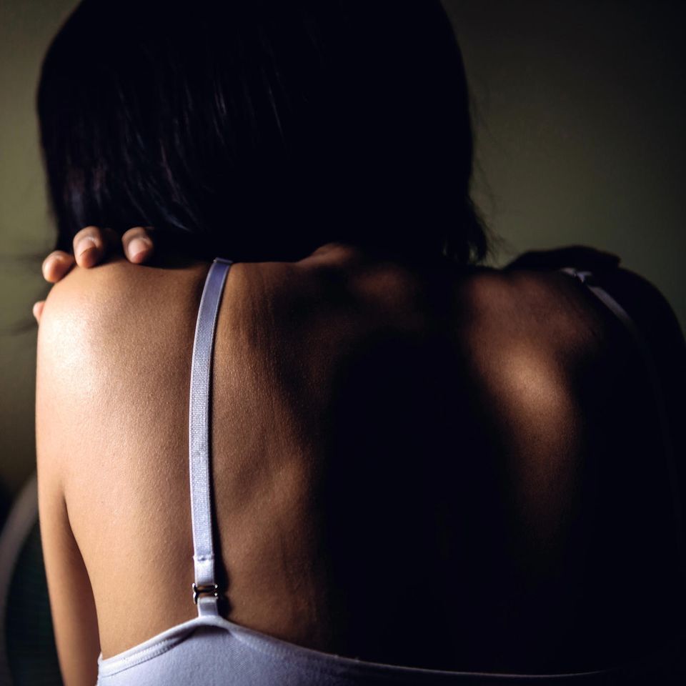 Vergewaltigungsopfer: Frau von hinten in BH