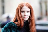 Kupfer Haare: Frau mit leuchtend heller Kupferhaarfarbe und Krepp-Frisur