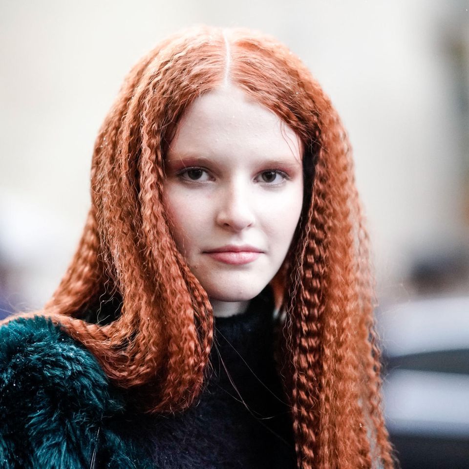 Kupfer Haare: Frau mit leuchtend heller Kupferhaarfarbe und Krepp-Frisur