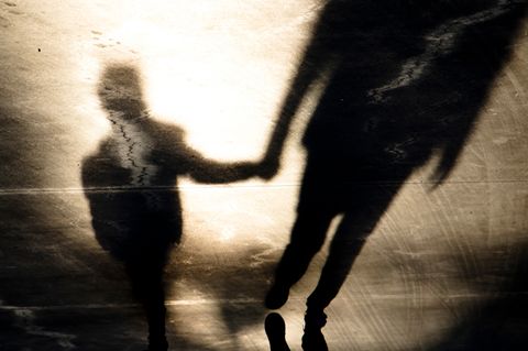 Familiengeheimnis: Schatten von Erwachsenem und Kind