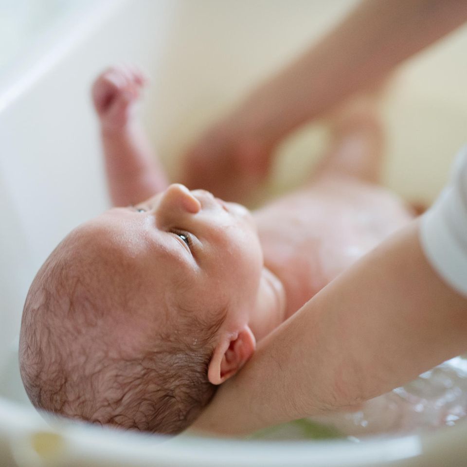 Eine Wasservergiftung kann bereits beim Trinken von Badewasser auftreten.