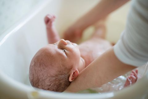 Eine Wasservergiftung kann bereits beim Trinken von Badewasser auftreten.
