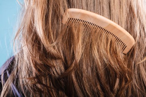 Milk Tea Hair: Frau mit Kamm in den Haaren