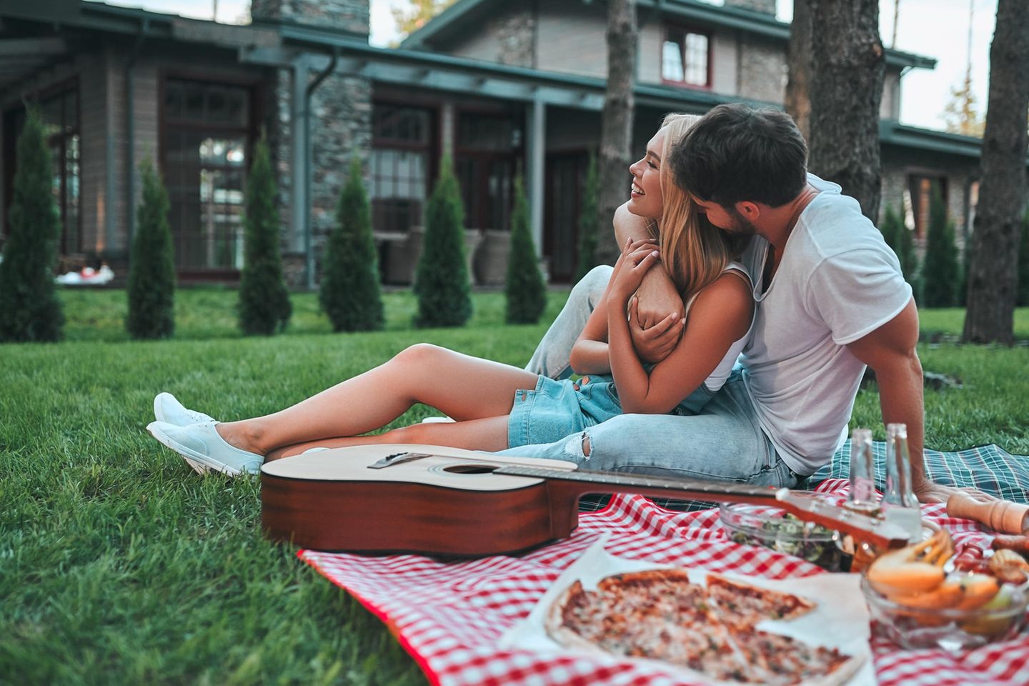 Musikgeschmack und Sex: Paar auf Picknickdecke