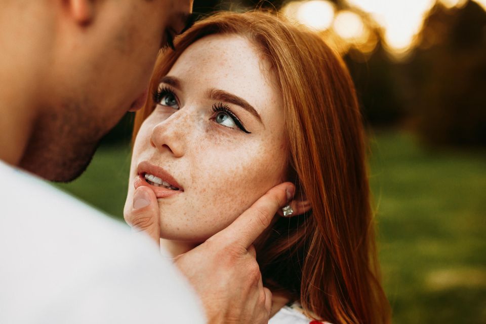 Wann sollte man in der Beziehung misstrauisch werden? Eine Frau schaut ihrem Partner misstrauisch is Gesicht