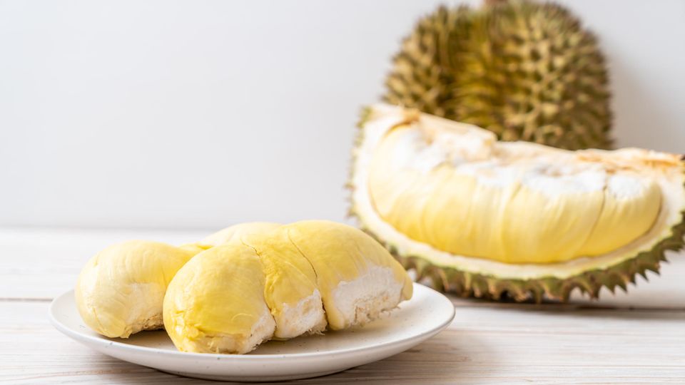 Durian: Aufgeschnittene Durian auf Teller