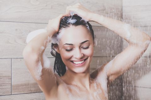 Duschfehler: Frau beim Duschen