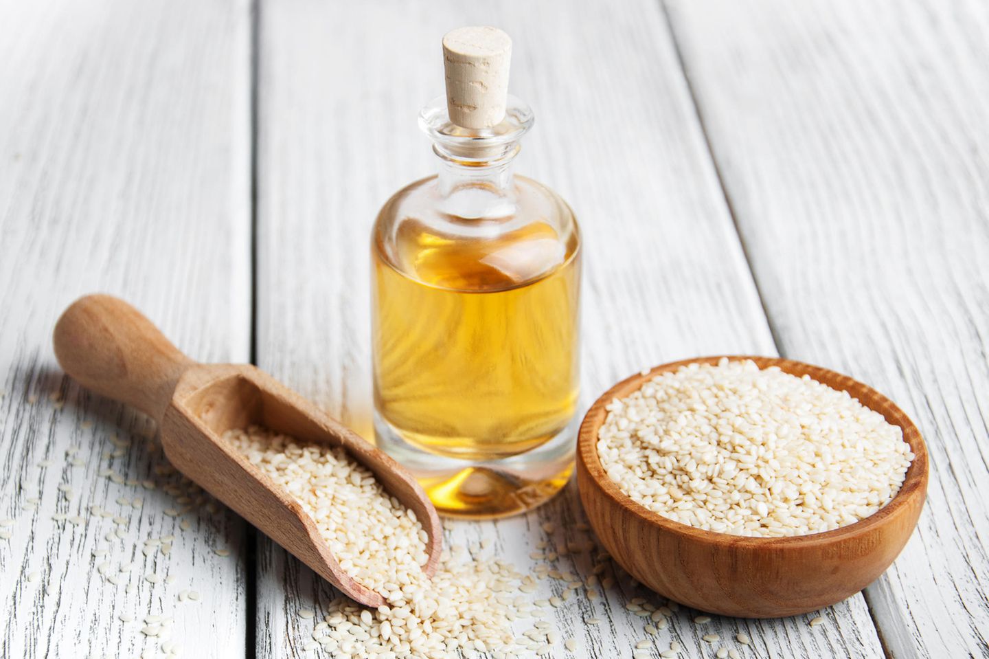 Sesamöl: Öl in einer Flasche und Schale mit Sesam
