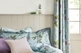 Gästezimmer einrichten: Bett im Landhausstil mit Blumendruck-Bettwäsche
