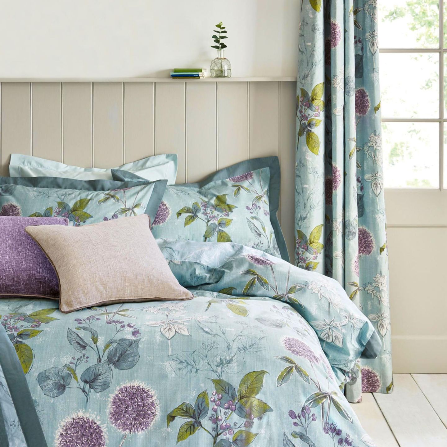 Gästezimmer einrichten: Bett im Landhausstil mit Blumendruck-Bettwäsche