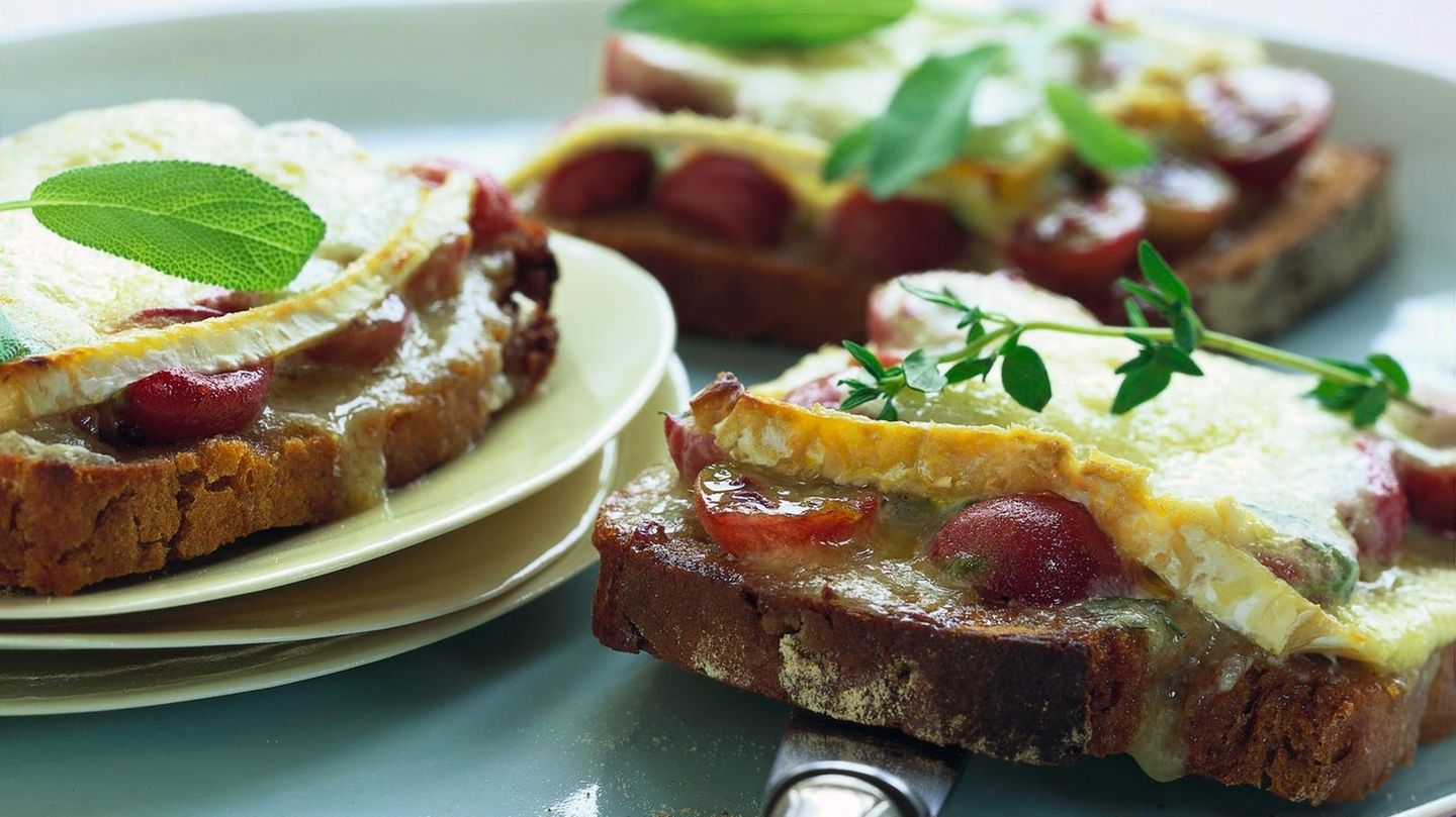 Käsebrot mit roh gerührtem Stachelbeerkompott | BRIGITTE.de