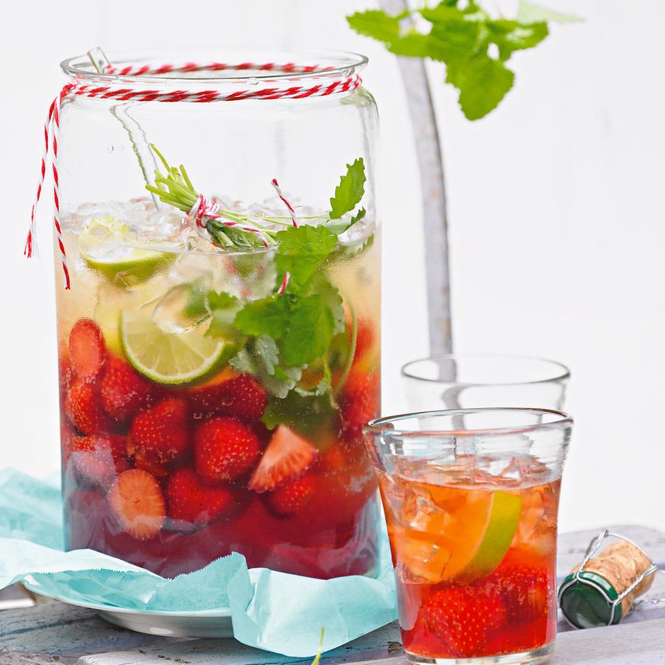 Erdbeer-Bowle mit Cidre und Zitronenmelisse