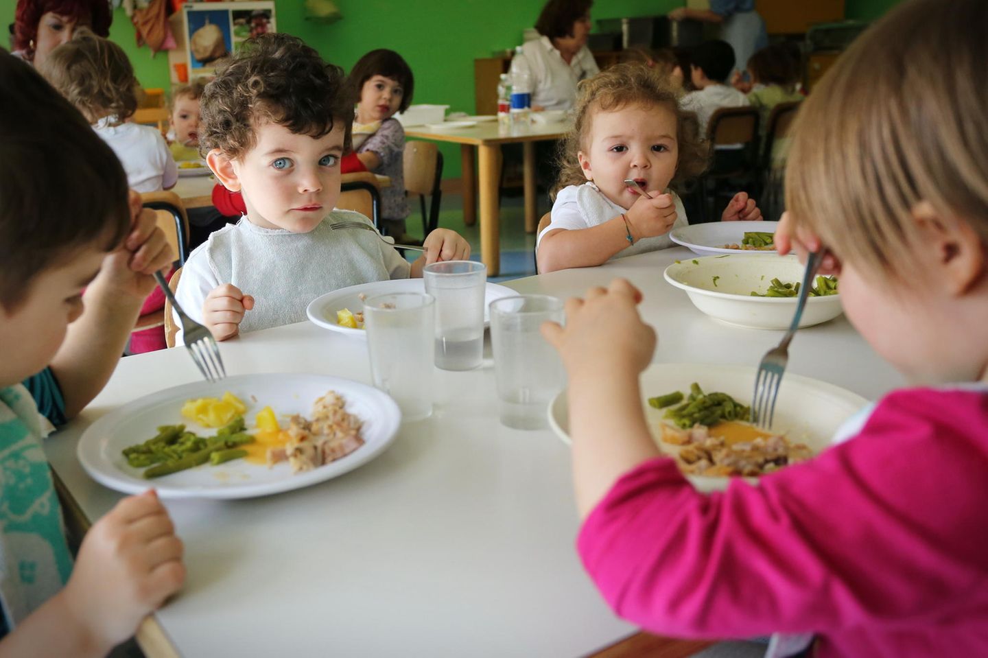 Kinder essen im Kindergarten