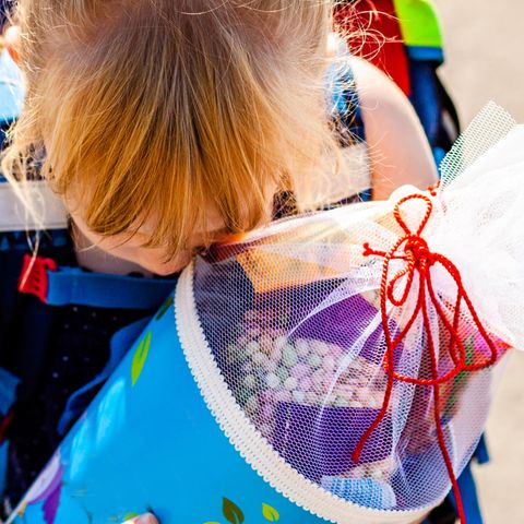 Geschenke zur Einschulung: Mädchen mit Zuckertüte