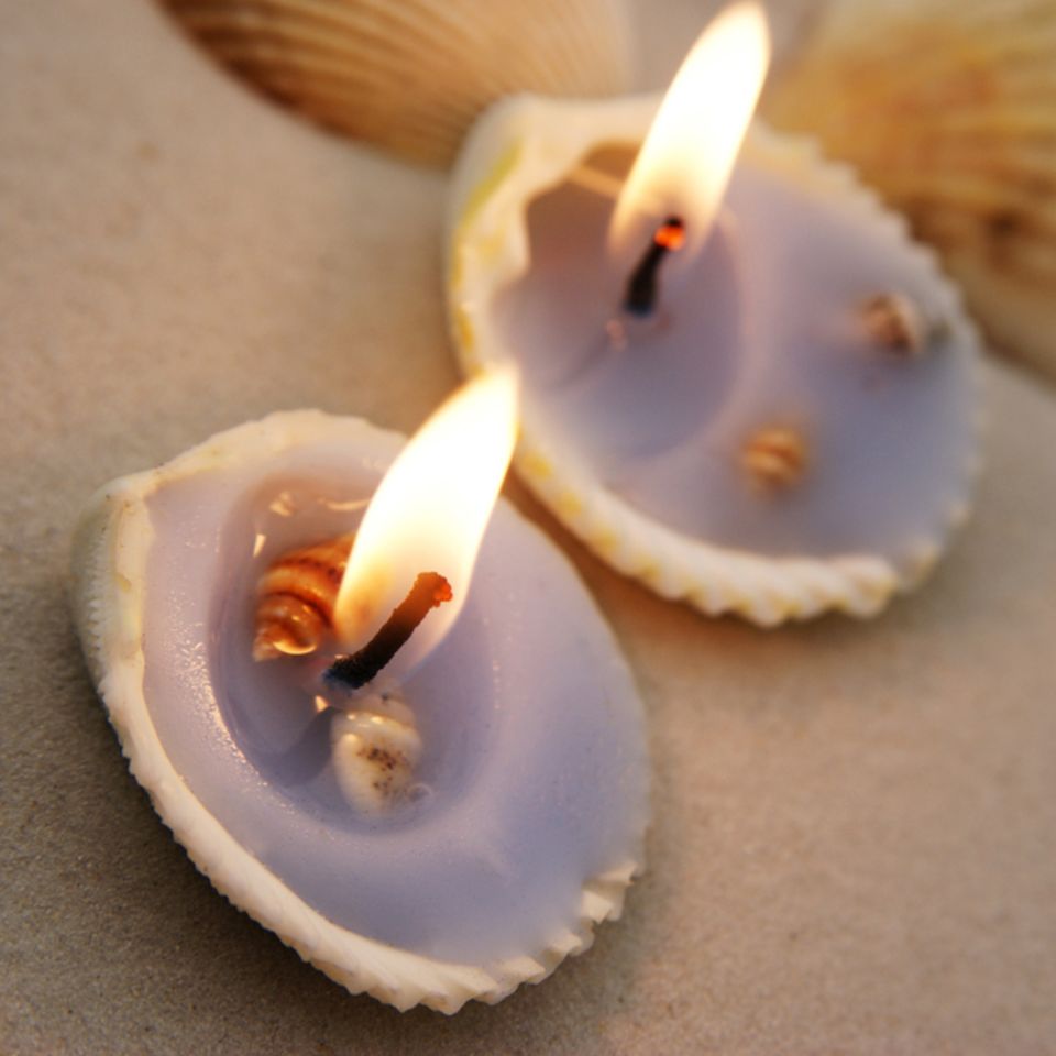 Basteln mit Muscheln: Brennende Kerze in Muschel