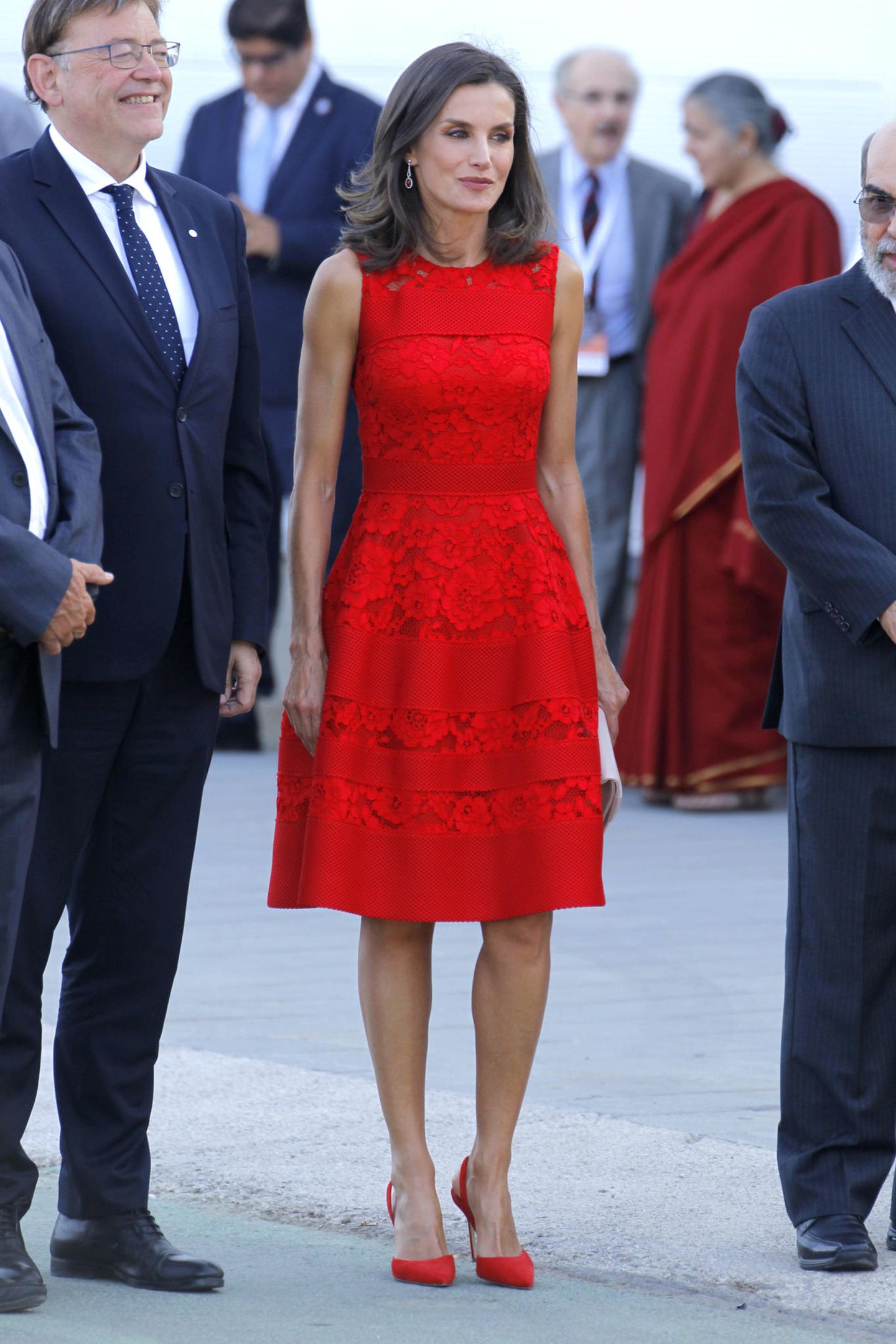 Rot ist die Farbe der Liebe – und ganz offensichtlich auch die Farbe von Königin Letizia. Das knallige Spitzenkleid scheint jedenfalls zu den Lieblingsstücken in ihrem royalen Kleiderschrank zu gehören.