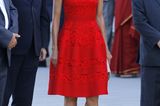Rot ist die Farbe der Liebe – und ganz offensichtlich auch die Farbe von Königin Letizia. Das knallige Spitzenkleid scheint jedenfalls zu den Lieblingsstücken in ihrem royalen Kleiderschrank zu gehören.