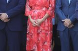 Dieses sommerliche Blümchenkleid hat es Königin Letizia von Spanien angetan. Hier trägt sie es mit nudefarbenen Pumps und offenen Haaren, ...